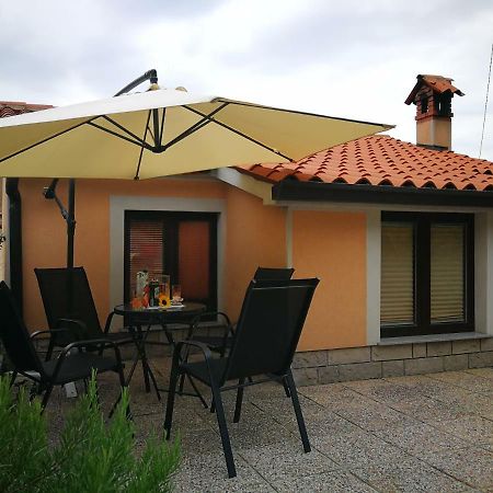 House Ceh Vila Črni Kal Exterior foto